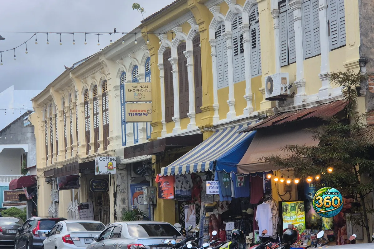 Shophouses jaunes de style sino-portugais avec boutiques dans une rue de Phuket Old Town