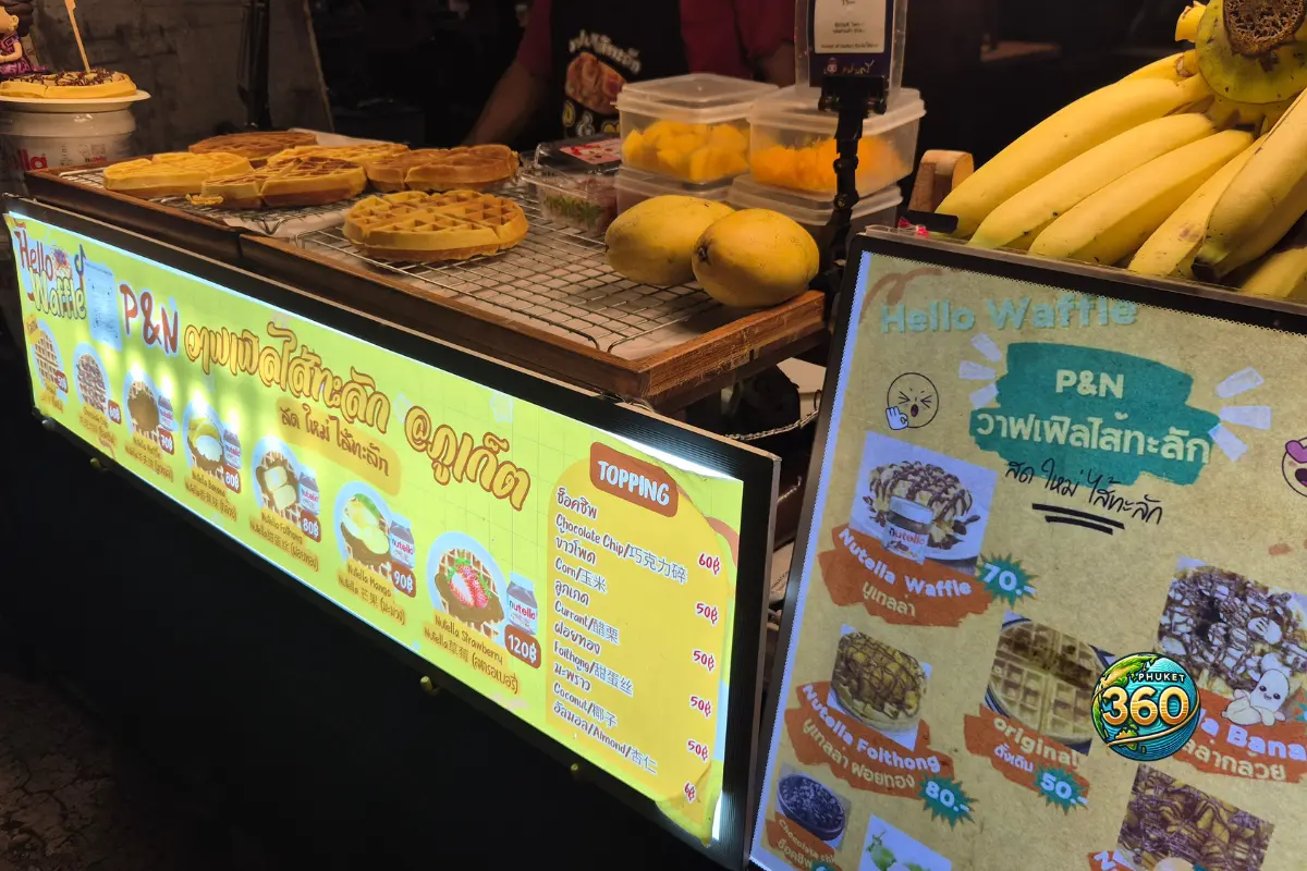 Stand de gaufres et fruits au Lard Yai Night Market à Phuket Old Town