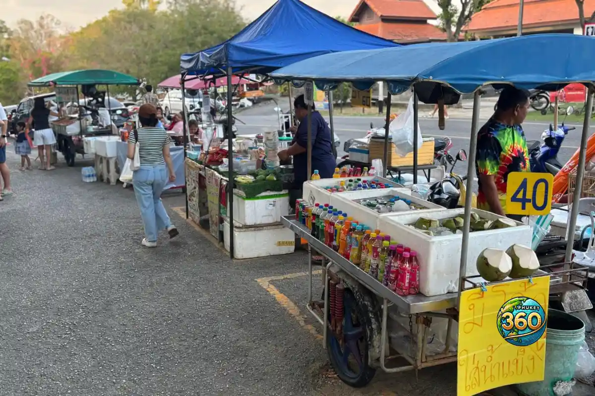 Stands de nourriture et boissons près du parking de Promthep Cape Phuket
