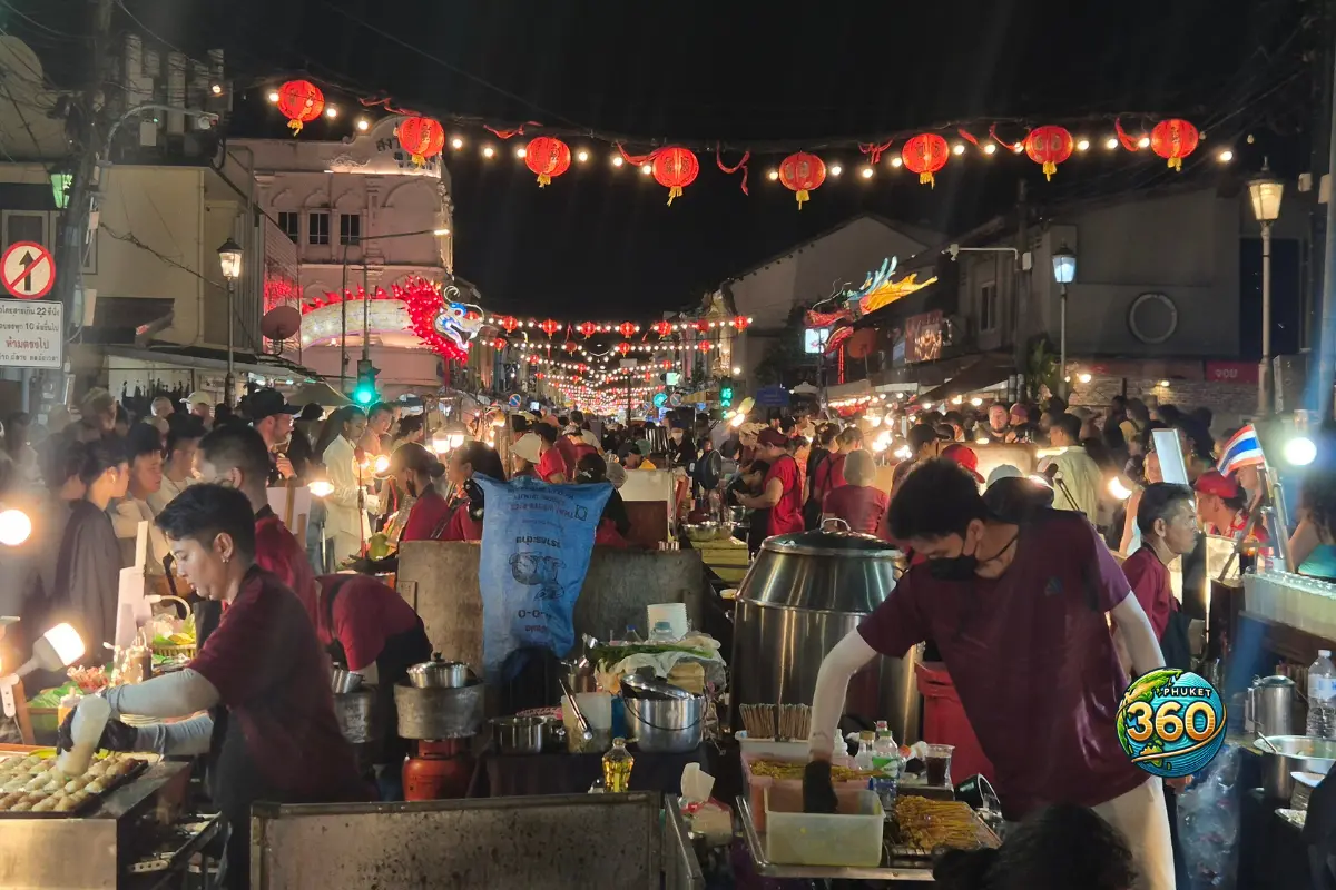 Stands de street food très fréquentés au Lard Yai Night Market à Phuket Old Town