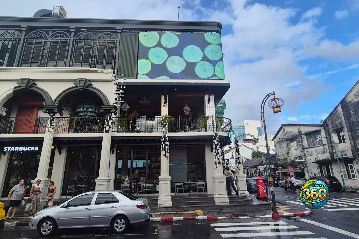 Starbucks installé dans un bâtiment de style sino-portugais à Phuket Old Town