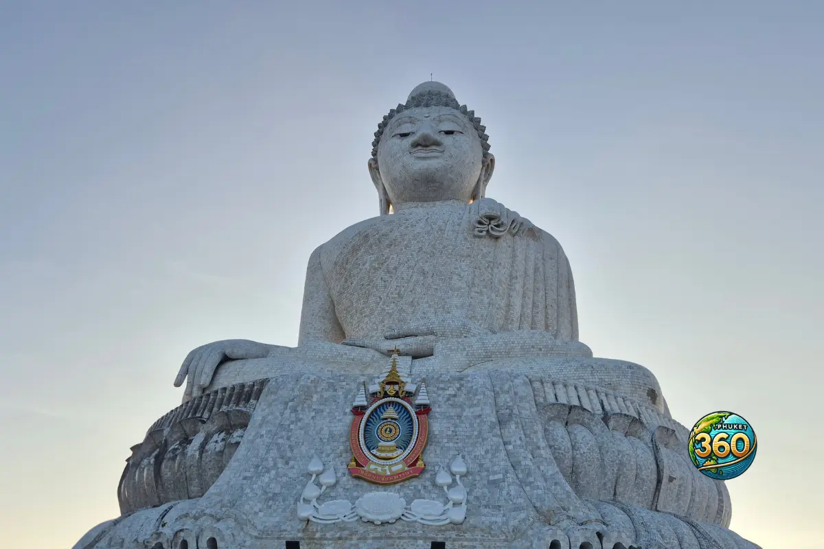 Grande statue blanche du Big Buddha de Phuket vue depuis le bas