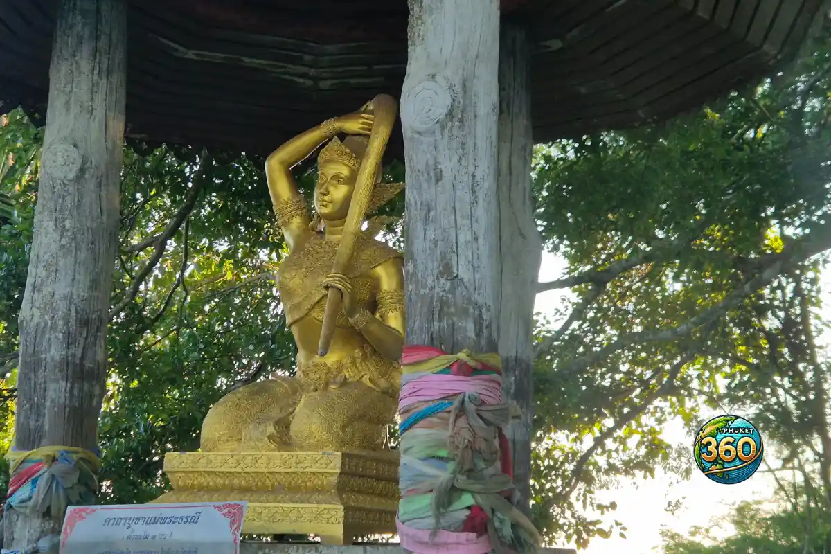 Statue dorée d’une divinité thaïlandaise près du Big Buddha de Phuket