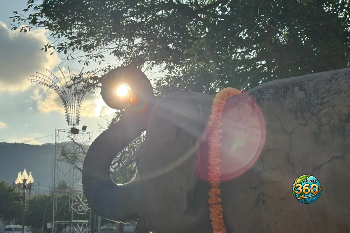Statue d’éléphant décorée de fleurs au temple Wat Chalong à Phuket
