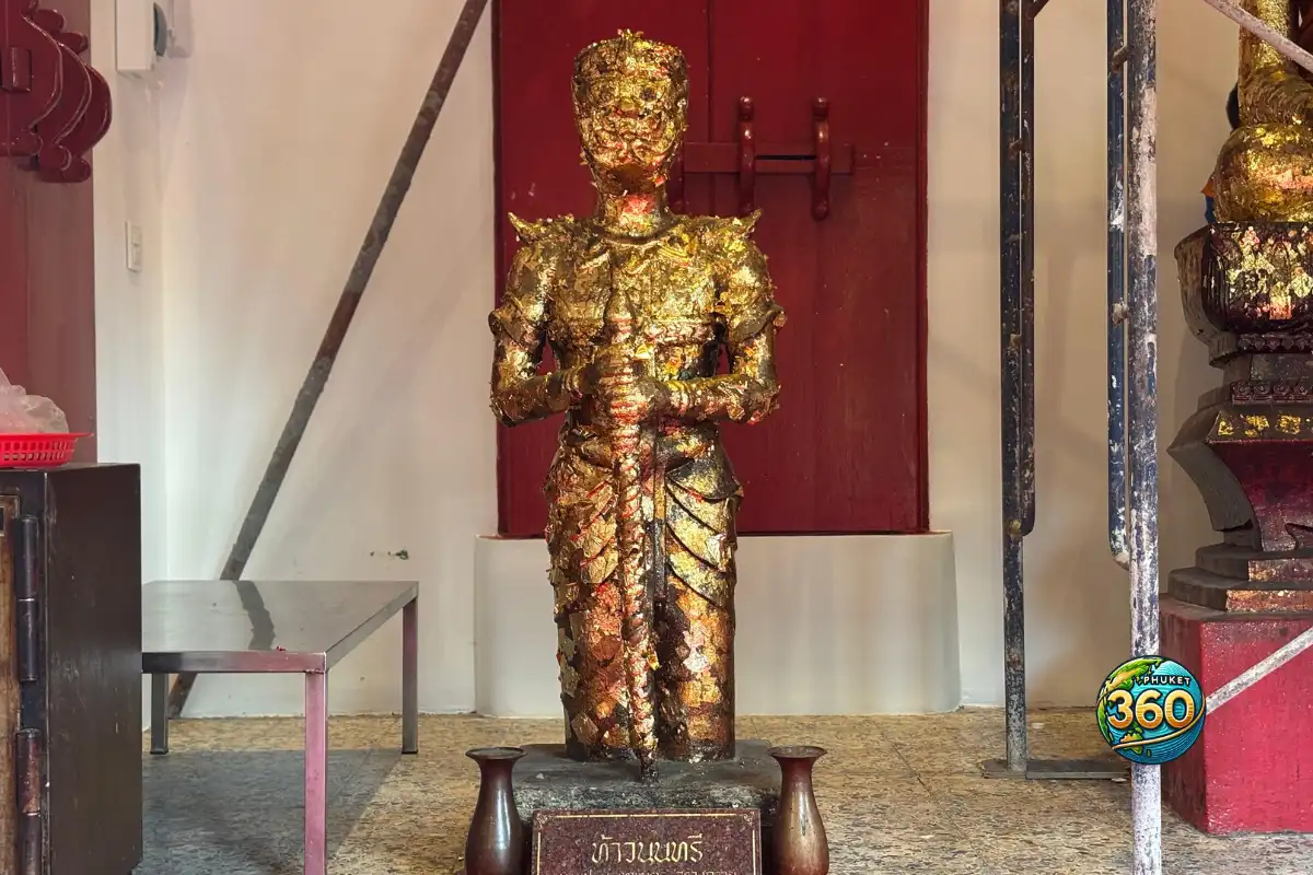Statue dorée d’un gardien protecteur dans le temple Wat Chalong à Phuket en Thaïlande