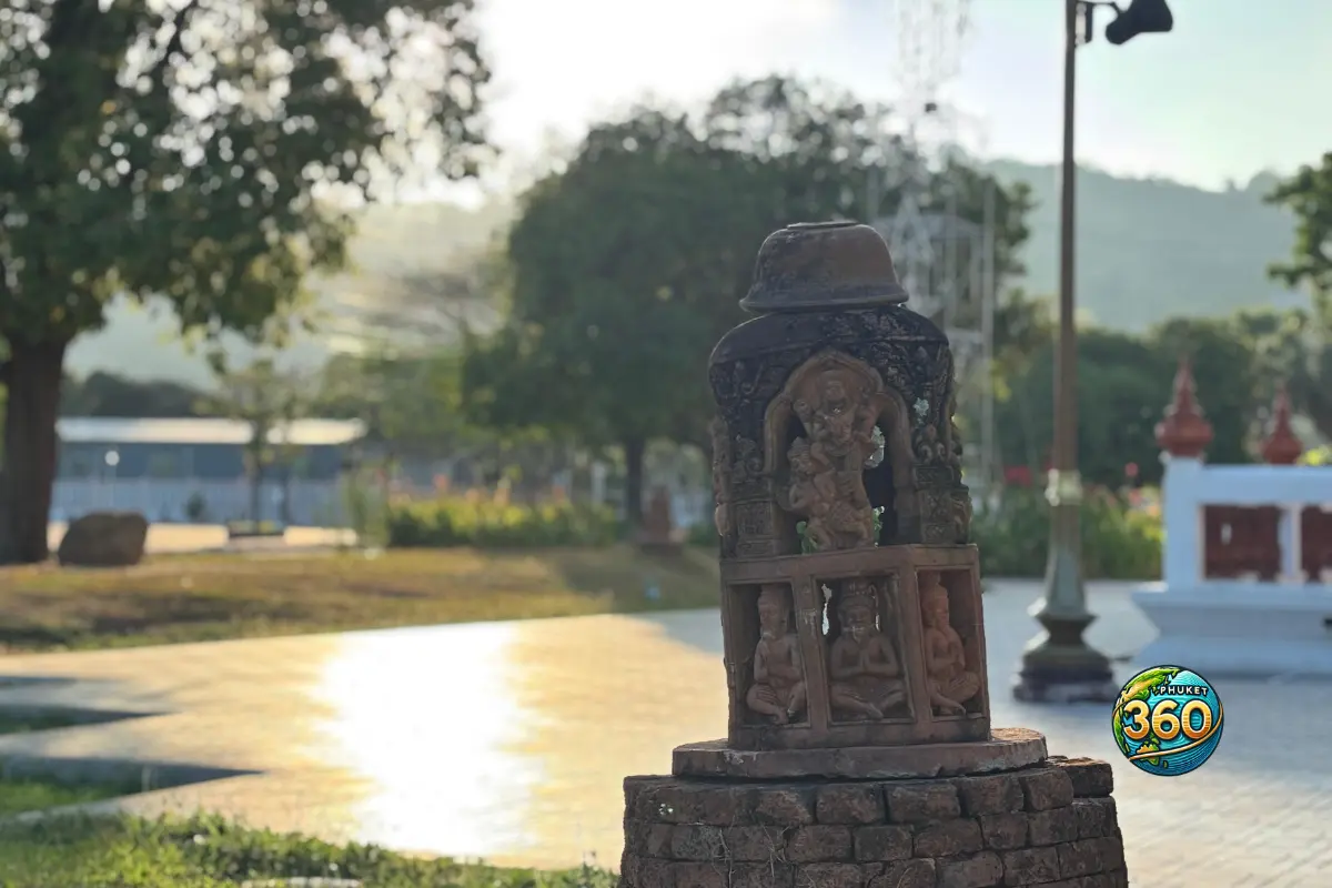 Petite statue religieuse décorative dans l’enceinte du temple Wat Chalong à Phuket