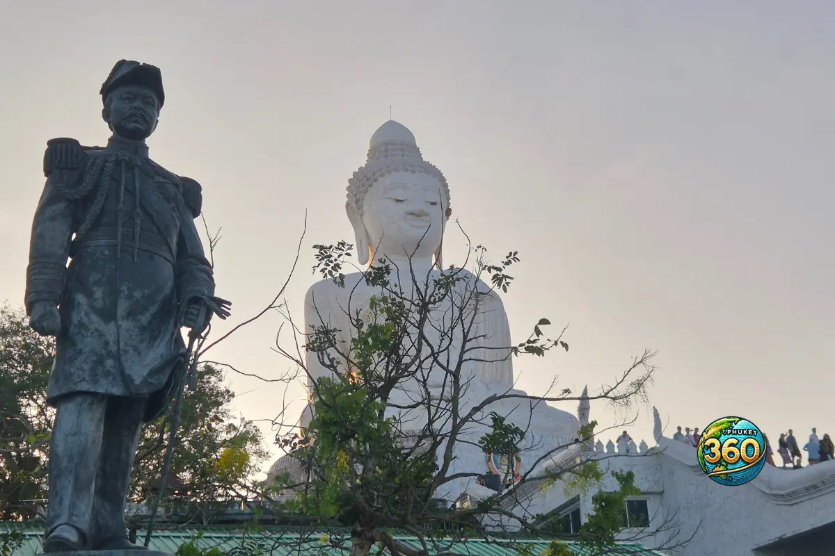 Statue d’un roi thaïlandais devant la grande statue du Big Buddha de Phuket