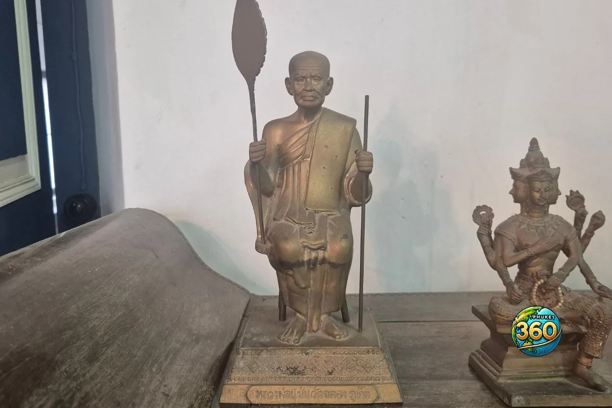 Statues anciennes exposées à l’intérieur de Chinpracha House à Phuket