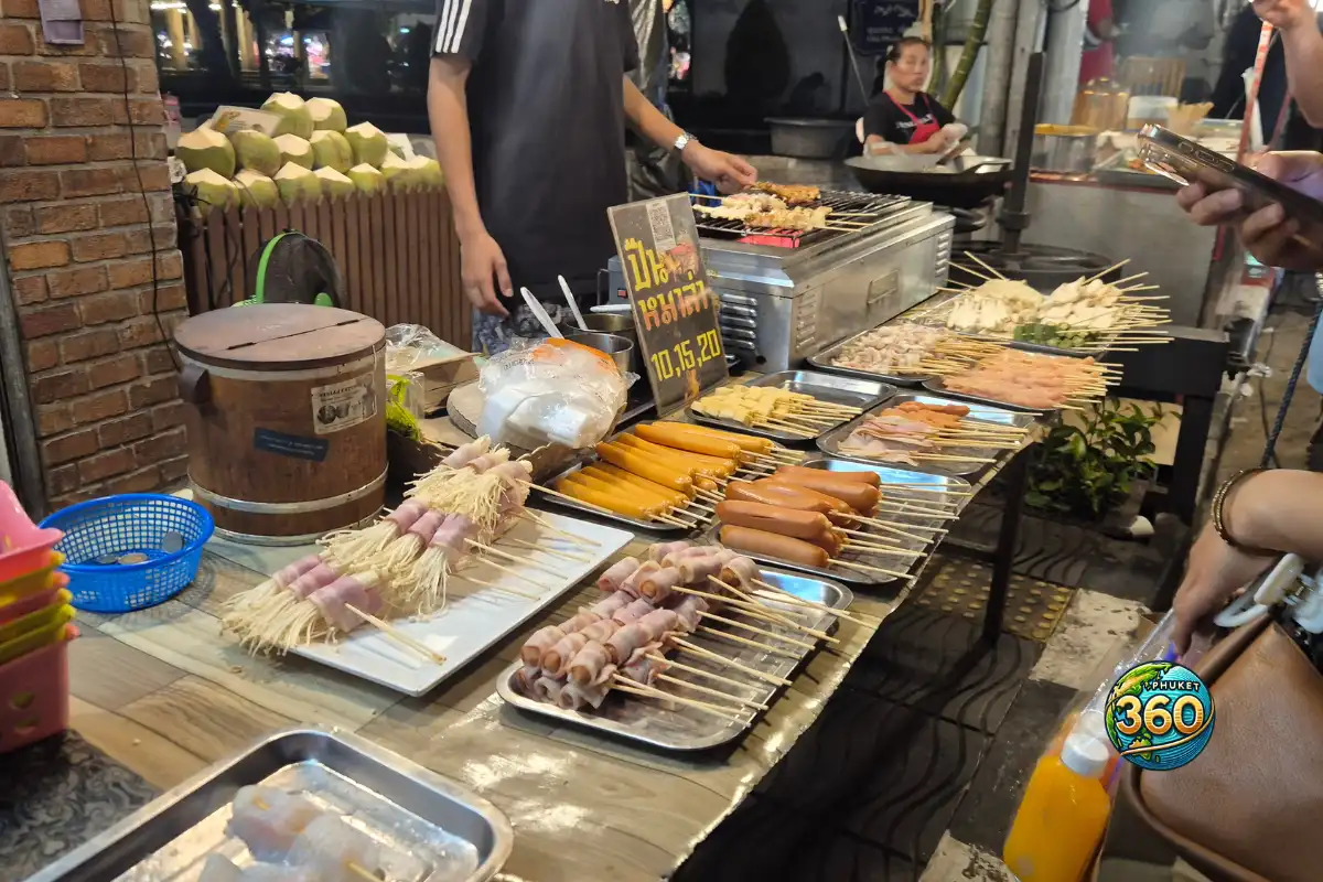 Stand de brochettes et street food au Lard Yai Night Market à Phuket Old Town