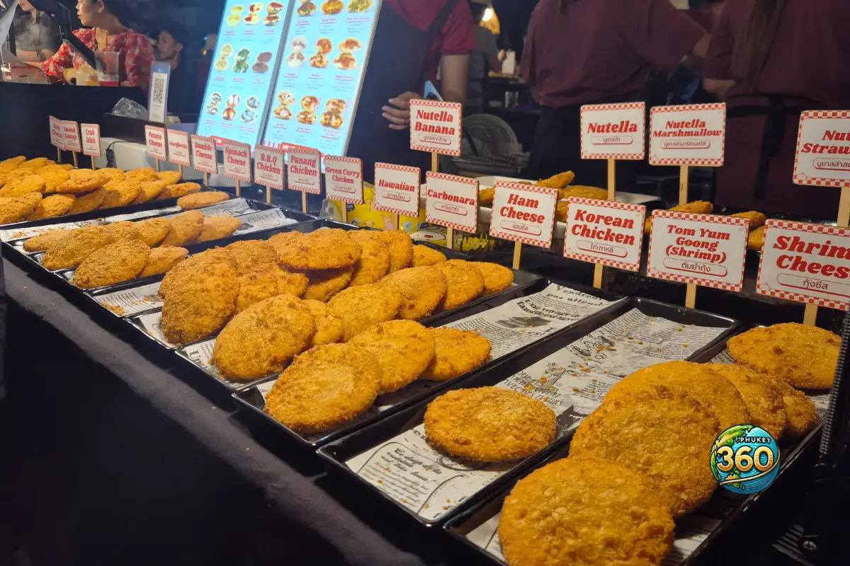 Stand de street food frit au Lard Yai Night Market à Phuket Old Town