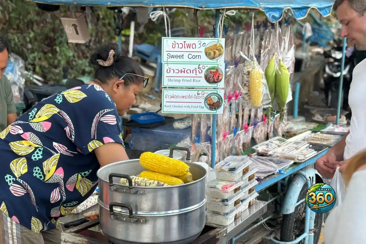Stand de street food vendant du maïs et des plats locaux à Promthep Cape Phuket