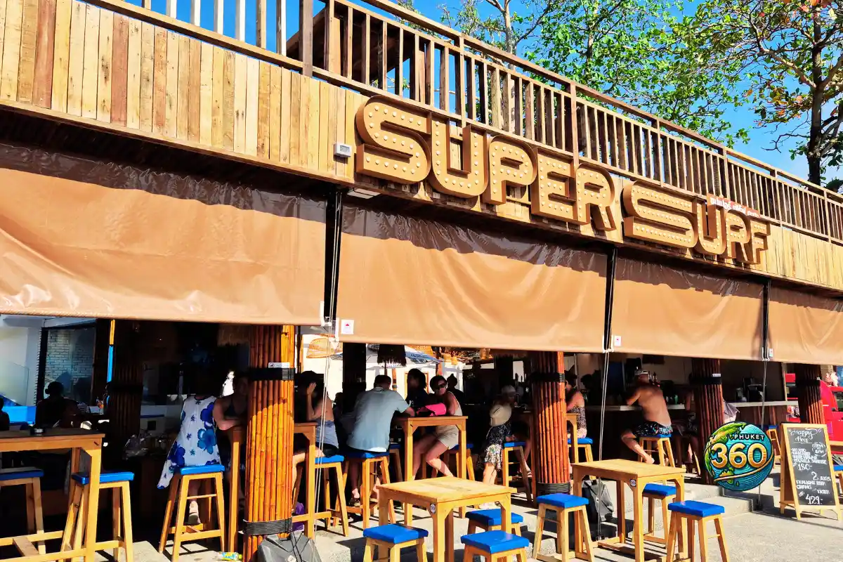 Restaurant Super Surf à Kata Beach avec terrasse et vue sur la mer à Phuket