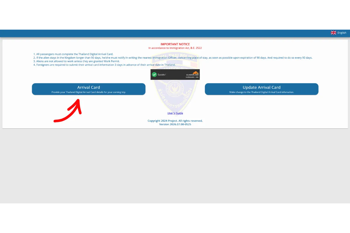 Capture d’écran de la page Thailand Digital Arrival Card avec le bouton Arrival Card indiqué par une flèche rouge