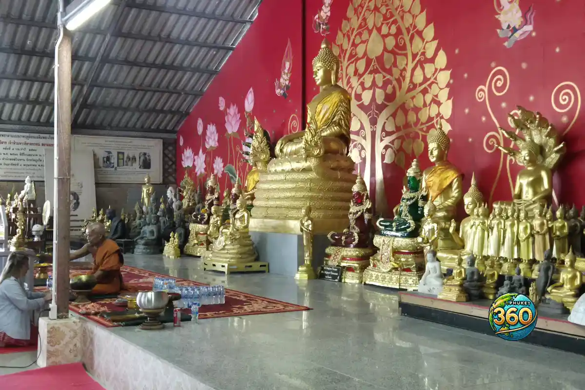 Temple bouddhiste avec plusieurs statues de Bouddha dorées au Big Buddha de Phuket