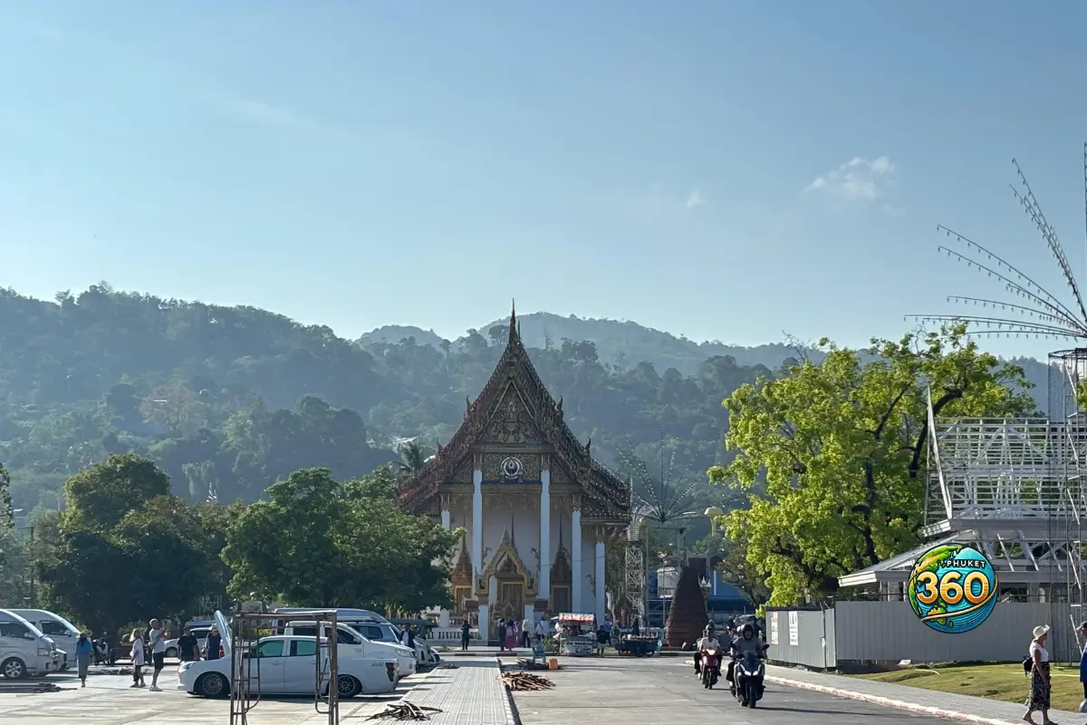 Vue du temple Wat Chalong avec les montagnes verdoyantes de Phuket en arrière-plan