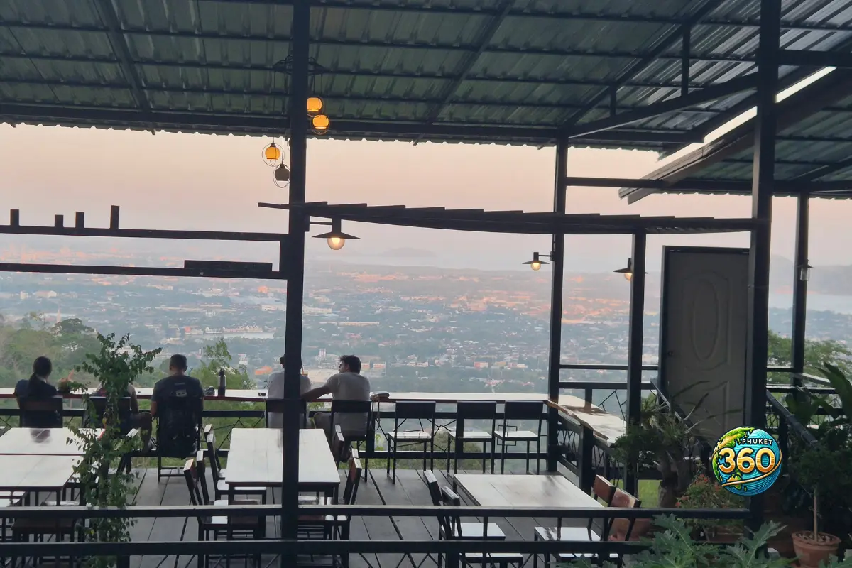 Terrasse panoramique d’un café avec vue sur Phuket et la mer