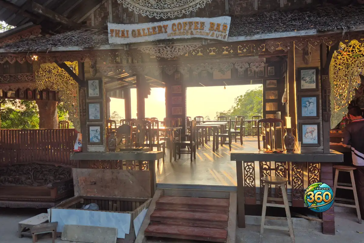 Entrée du Thai Gallery Coffee Bar près du Big Buddha de Phuket avec terrasse en bois