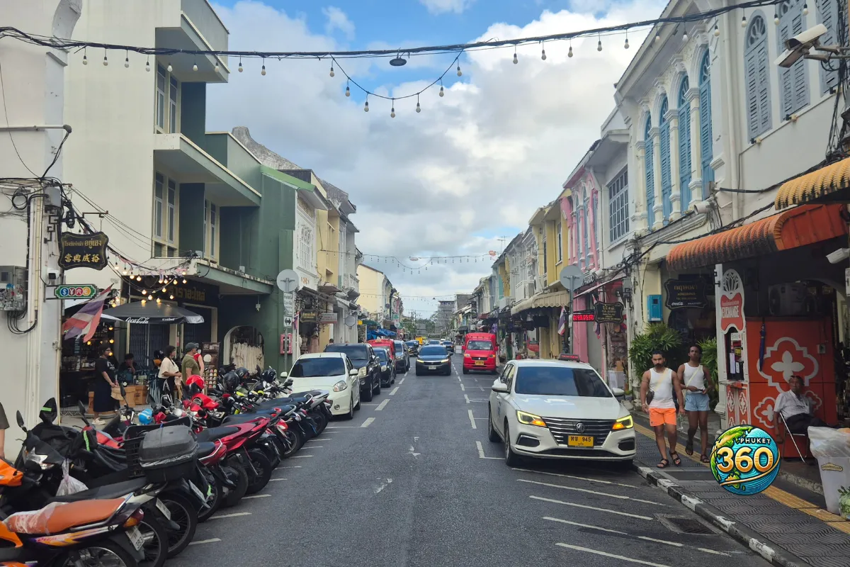 Thalang Road à Phuket Old Town, avec façades colorées, scooters et circulation