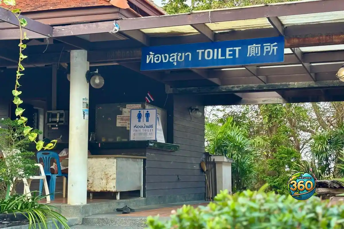 Toilettes publiques à Promthep Cape Phuket près du point de vue