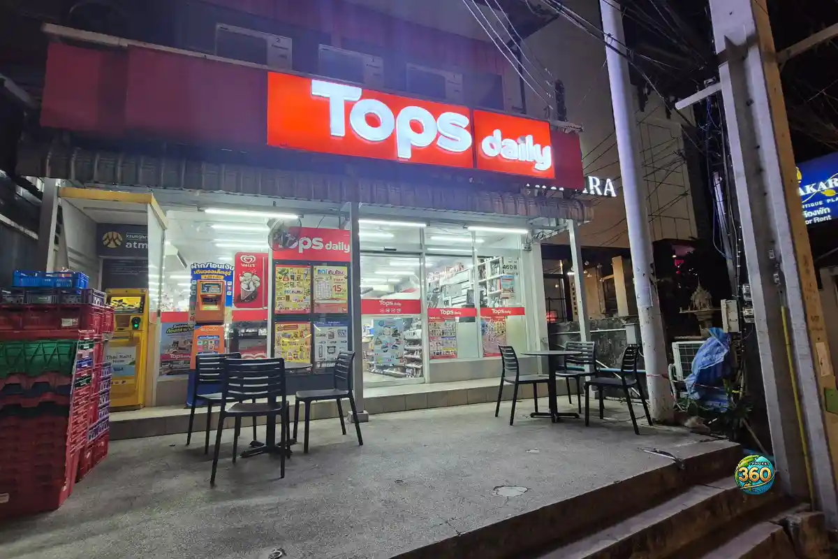 Devanture éclairée d’un magasin Tops Daily à Phuket la nuit