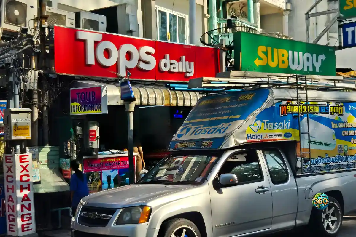 Façade d’un magasin Tops Daily à Phuket avec un restaurant Subway attenant
