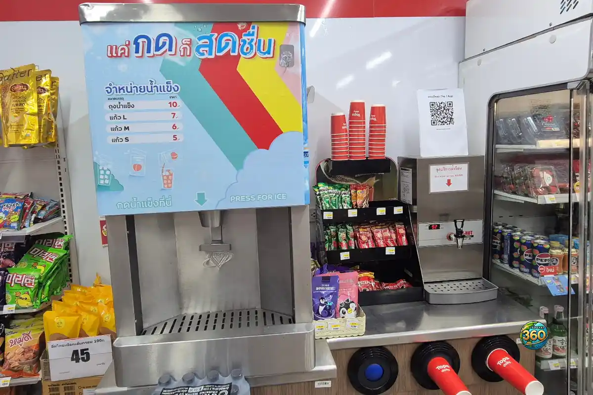 Machine à glace et distributeur de boissons chaudes à l’intérieur d’un Tops Daily en Thaïlande