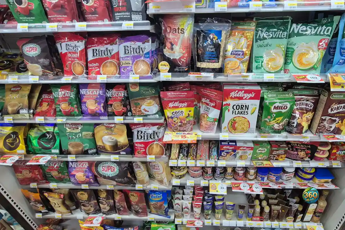 Rayon café, céréales et produits de petit-déjeuner dans un supermarché Tops Daily à Phuket