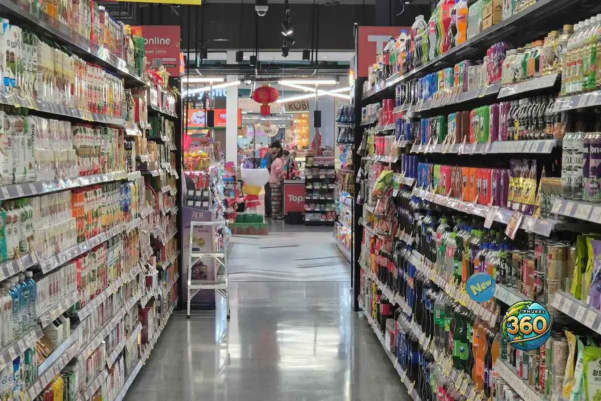 Allée d’un supermarché Tops Market à Phuket avec boissons et produits alimentaires