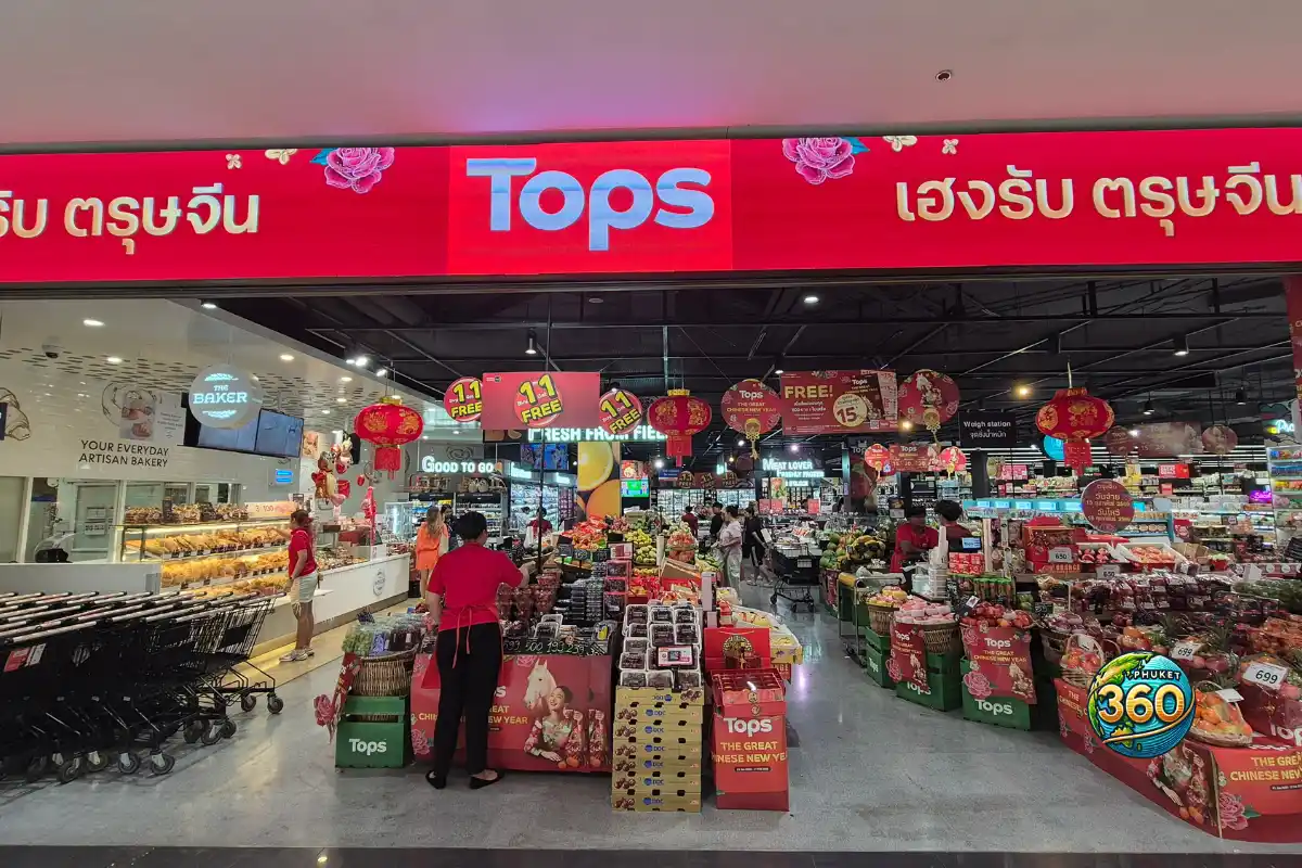 Intérieur d’un supermarché Tops Market à Phuket avec stands de fruits et légumes frais