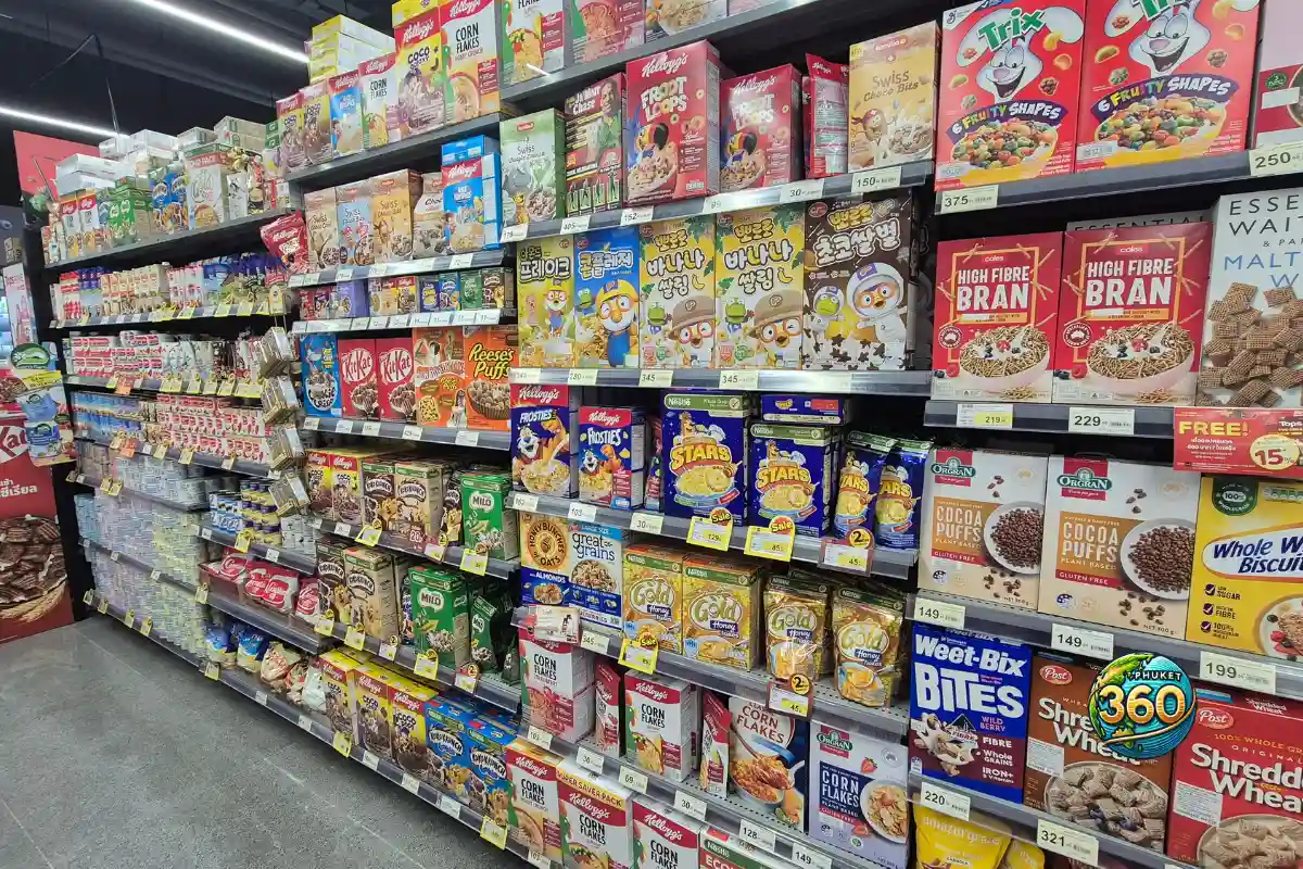 Grand rayon de céréales et produits alimentaires importés dans un Tops Market à Phuket