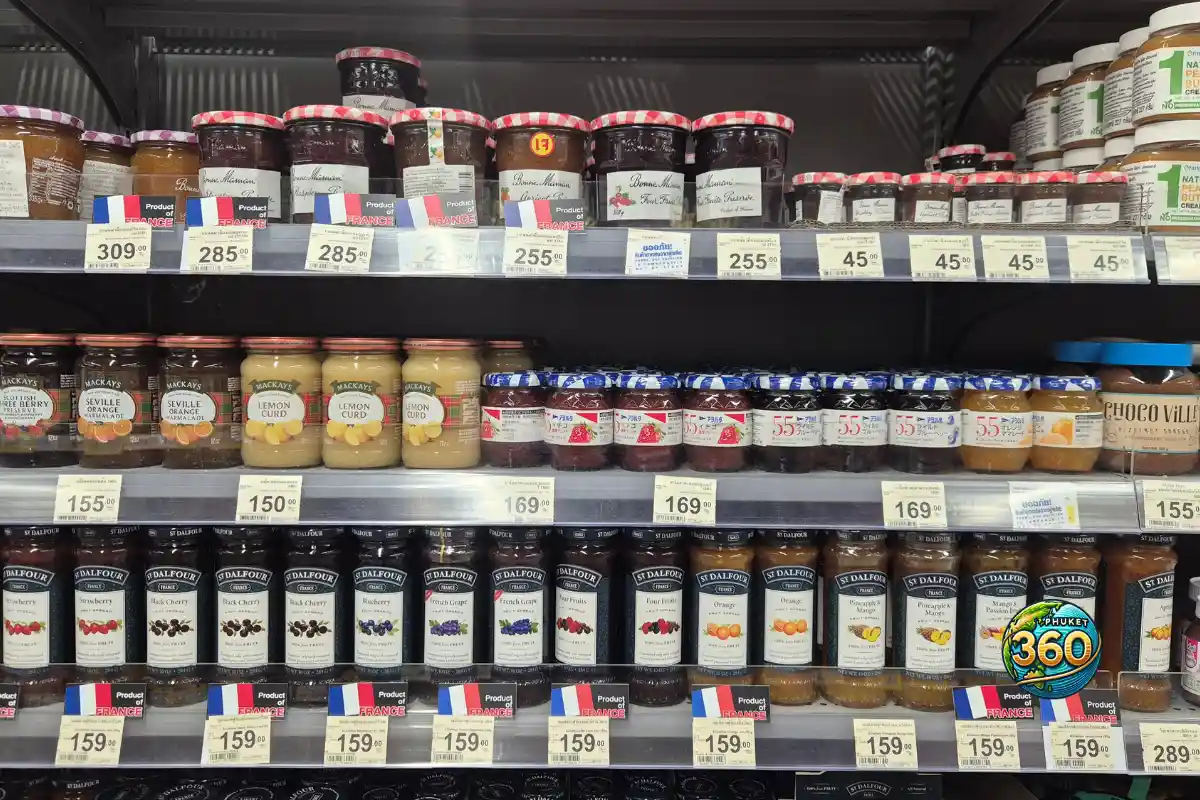 Confitures et produits français en vente dans un supermarché Tops Market à Phuket