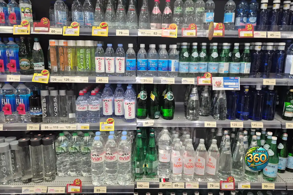 Rayon d’eaux minérales et eaux en bouteille dans le supermarché Tops Market à Phuket en Thaïlande