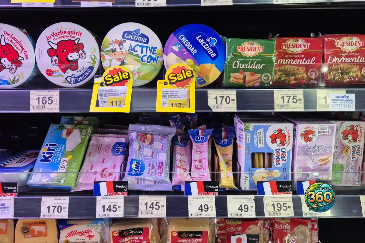 Fromages et produits laitiers importés en vente dans un supermarché Tops Market à Phuket