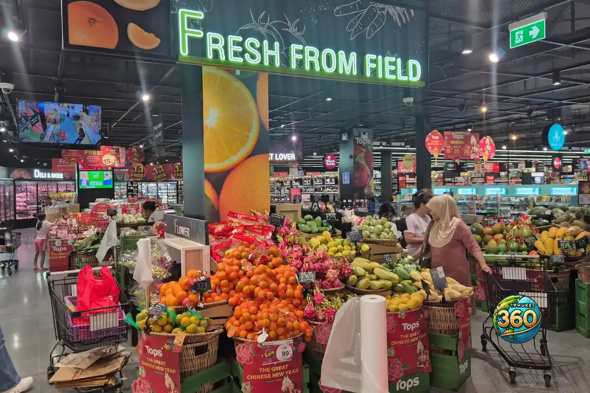Stand de fruits frais dans un supermarché Tops Market à Phuket en Thaïlande