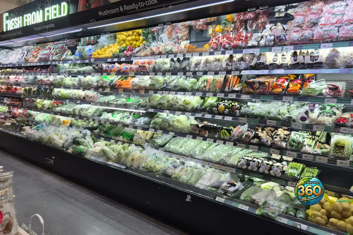 Grand rayon de fruits et légumes frais dans un supermarché Tops Market à Phuket en Thaïlande