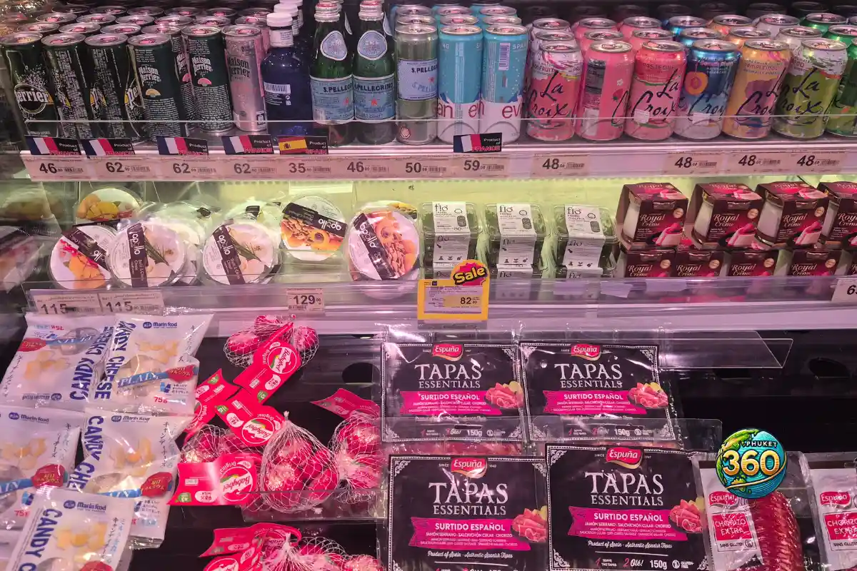 Produits frais et spécialités importées dans un rayon réfrigéré du Tops Market à Phuket