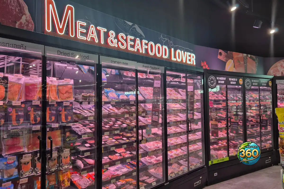 Vitrines réfrigérées avec viande et fruits de mer dans un supermarché Tops Market à Phuket