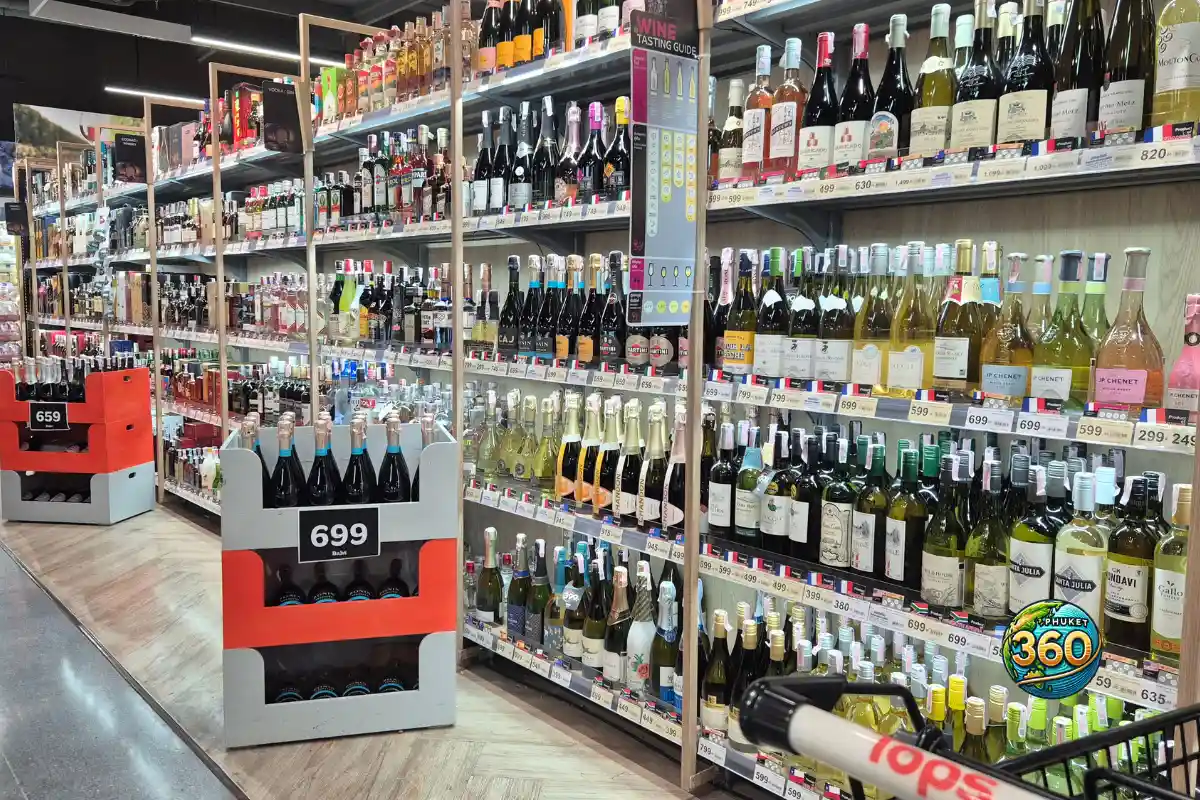 Rayon de vins et alcools dans un supermarché Tops Market à Phuket en Thaïlande
