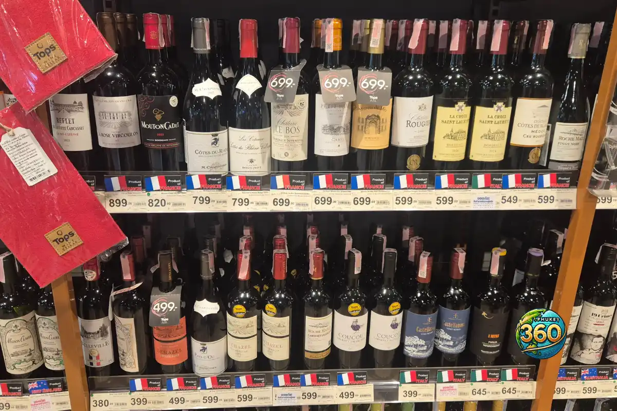 Bouteilles de vins français en vente dans le rayon vin du supermarché Tops Market à Phuket