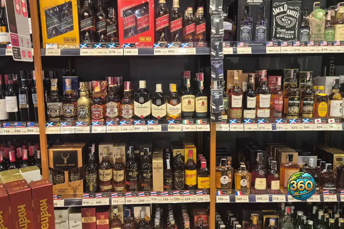 Bouteilles de whisky et spiritueux importés en vente dans un Tops Market à Phuket en Thaïlande