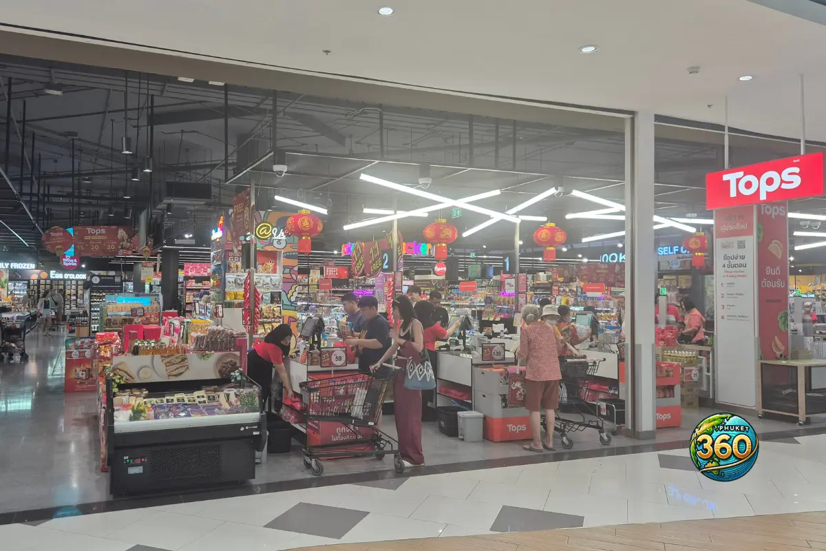 Entrée d’un supermarché Tops Market dans un centre commercial à Phuket avec des clients et des caisses