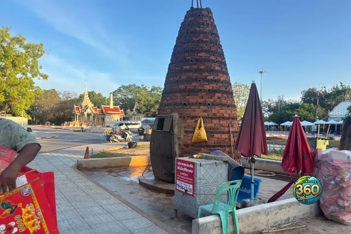Tour en briques utilisée pour faire exploser des pétards au temple Wat Chalong à Phuket