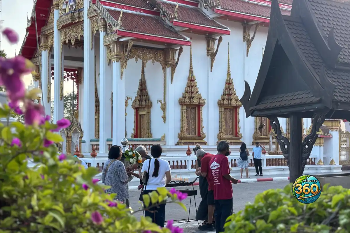 Visiteurs en train de prier devant le temple Wat Chalong à Phuket en Thaïlande