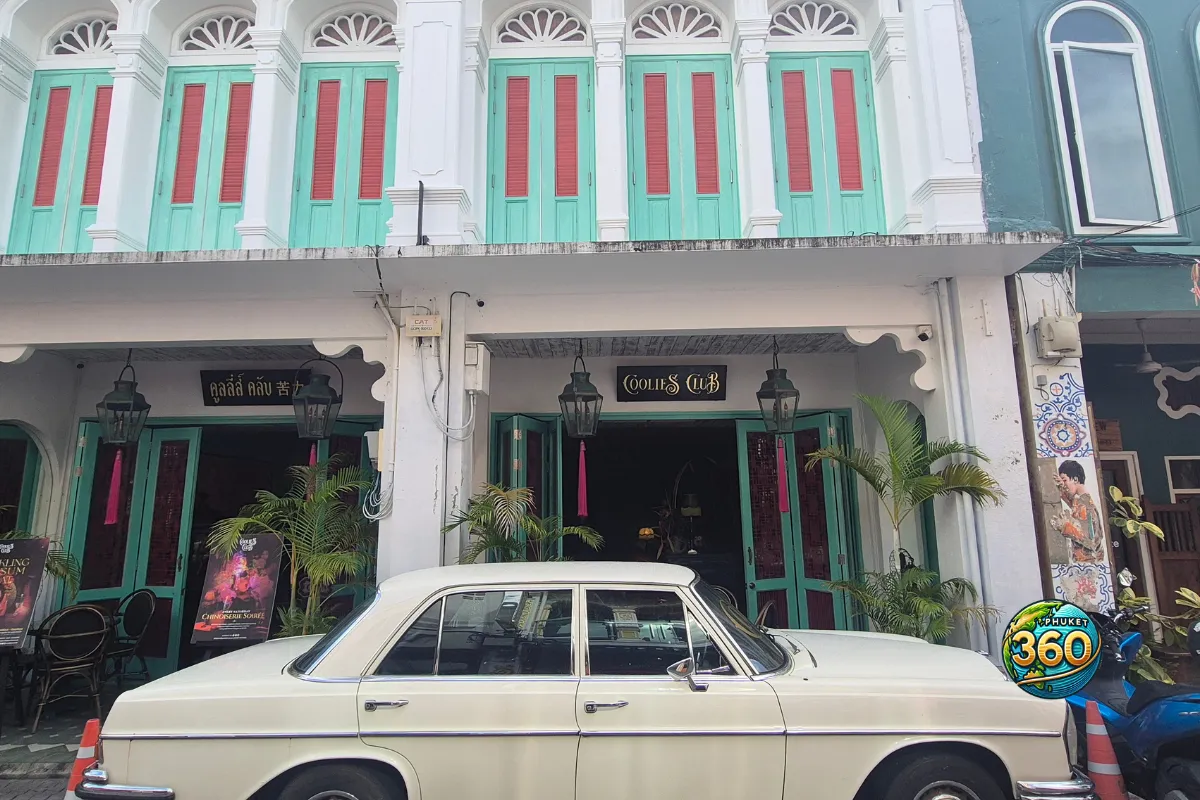 Voiture ancienne devant une façade colorée de style sino-portugais à Phuket Old Town