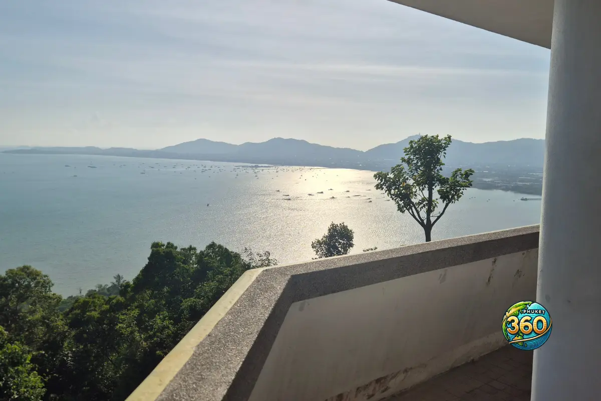 Vue sur la baie de Chalong avec bateaux depuis le Khao Khad Viewpoint à Phuket