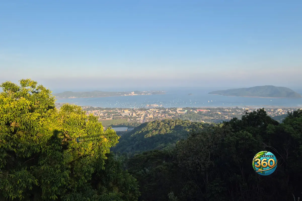 Vue panoramique sur la baie de Chalong depuis le Big Buddha de Phuket