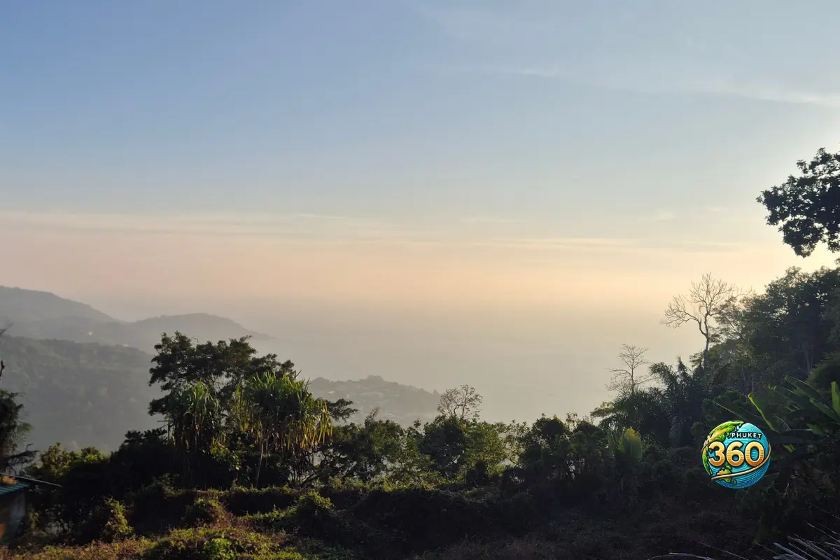 Paysage de jungle et montagnes autour de Phuket vu depuis le Big Buddha