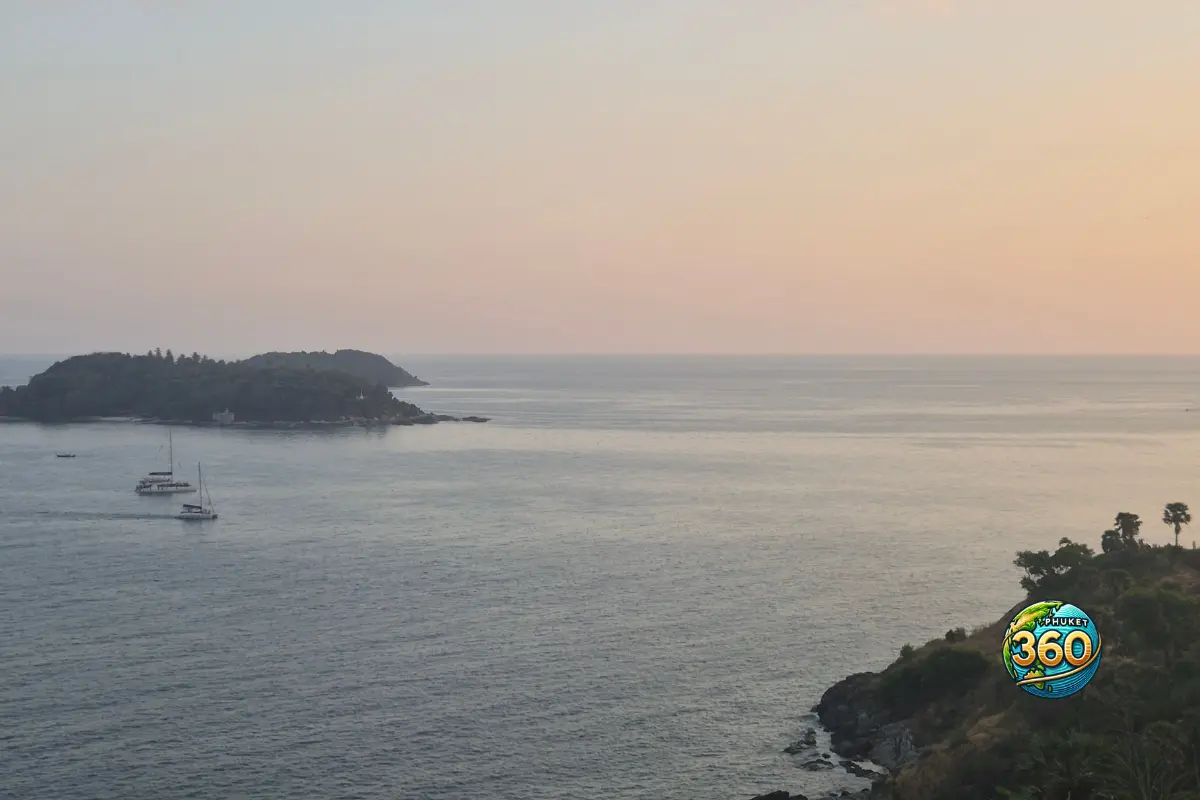 Vue sur la mer et des bateaux depuis le point de vue de Promthep Cape Phuket