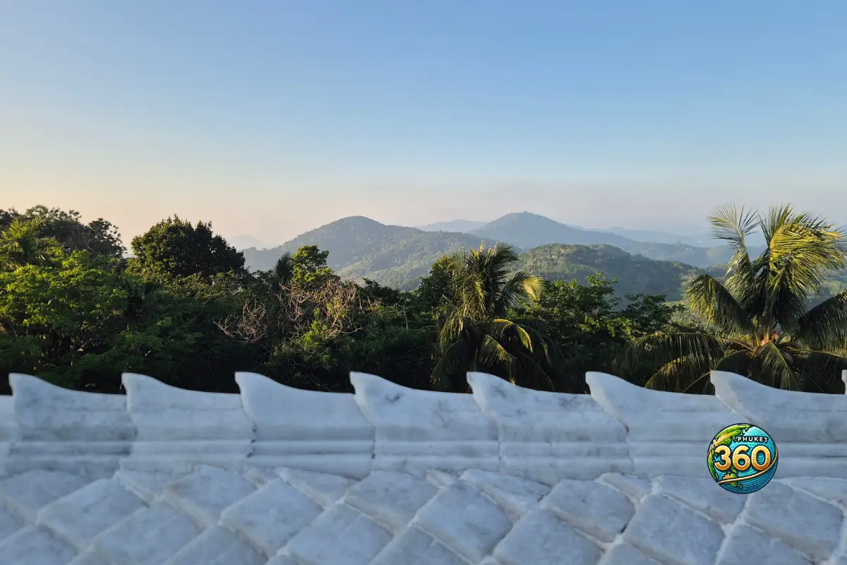 Vue sur les montagnes et la jungle de Phuket depuis le site du Big Buddha