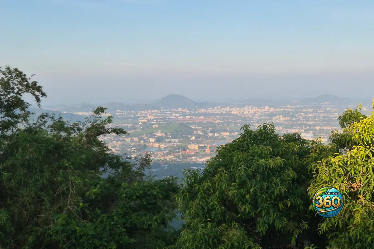 Panorama sur la ville de Phuket vu depuis la montagne du Big Buddha